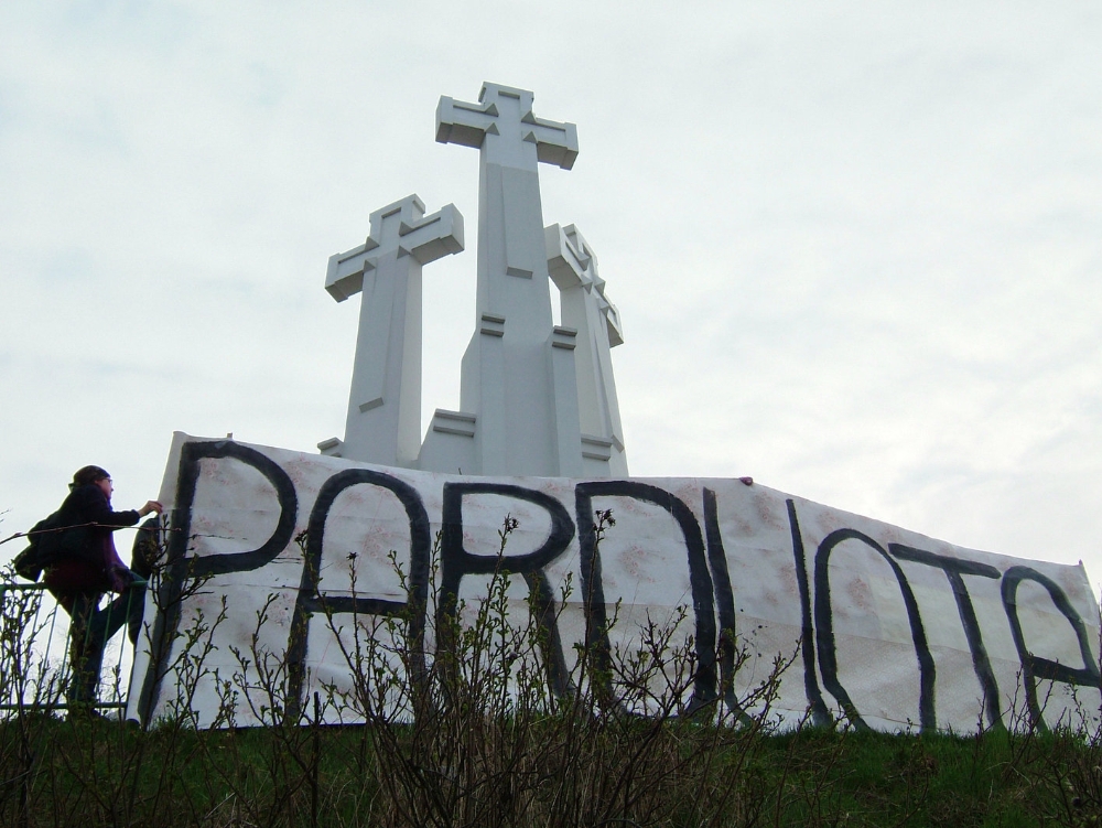 Participants rolling out a banner reading PARDUOTA (SOLD OUT) across the Vilnius. Three Crosses public monument as part of a citizens’ action. Nomeda and Gediminas Urbonas, Pro-test Lab, 2005. Image courtesy of the artists.