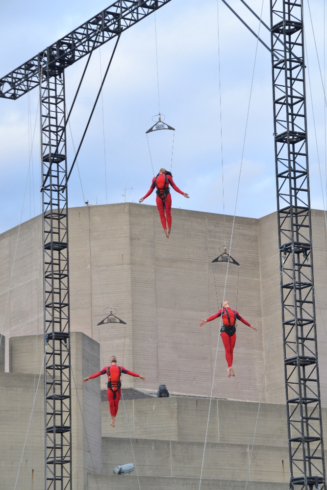 Speed Angels, a dance performance by Elizabeth Streb at the National Theatre. Streb's dancers performed acrobatic extreme-action aerial dance routines at seven surprises across central London as part of "one extraordinary day". Part of the London 2012 cultural Olympiad. Sunday 15 July 2012 © Michael Jones / Elizabeth Streb 