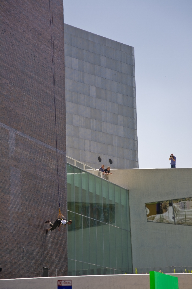 Man Walking Down the Side of a Building (1970), a performance by Trisha Brown, reperformed on the wall of the Walker Art Center, Minneapolis, 2008. © Pepe Barbe / Trisha Brown Dance Company 